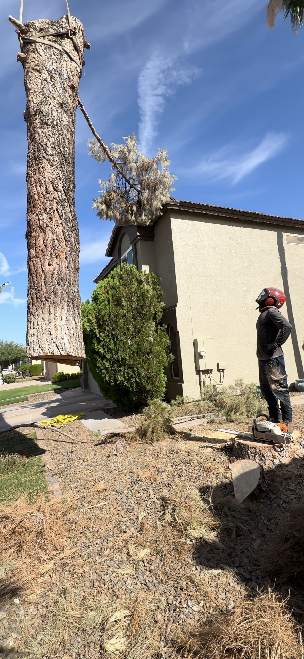 Un técnico de Oranssi trabaja en el proyecto de un techo