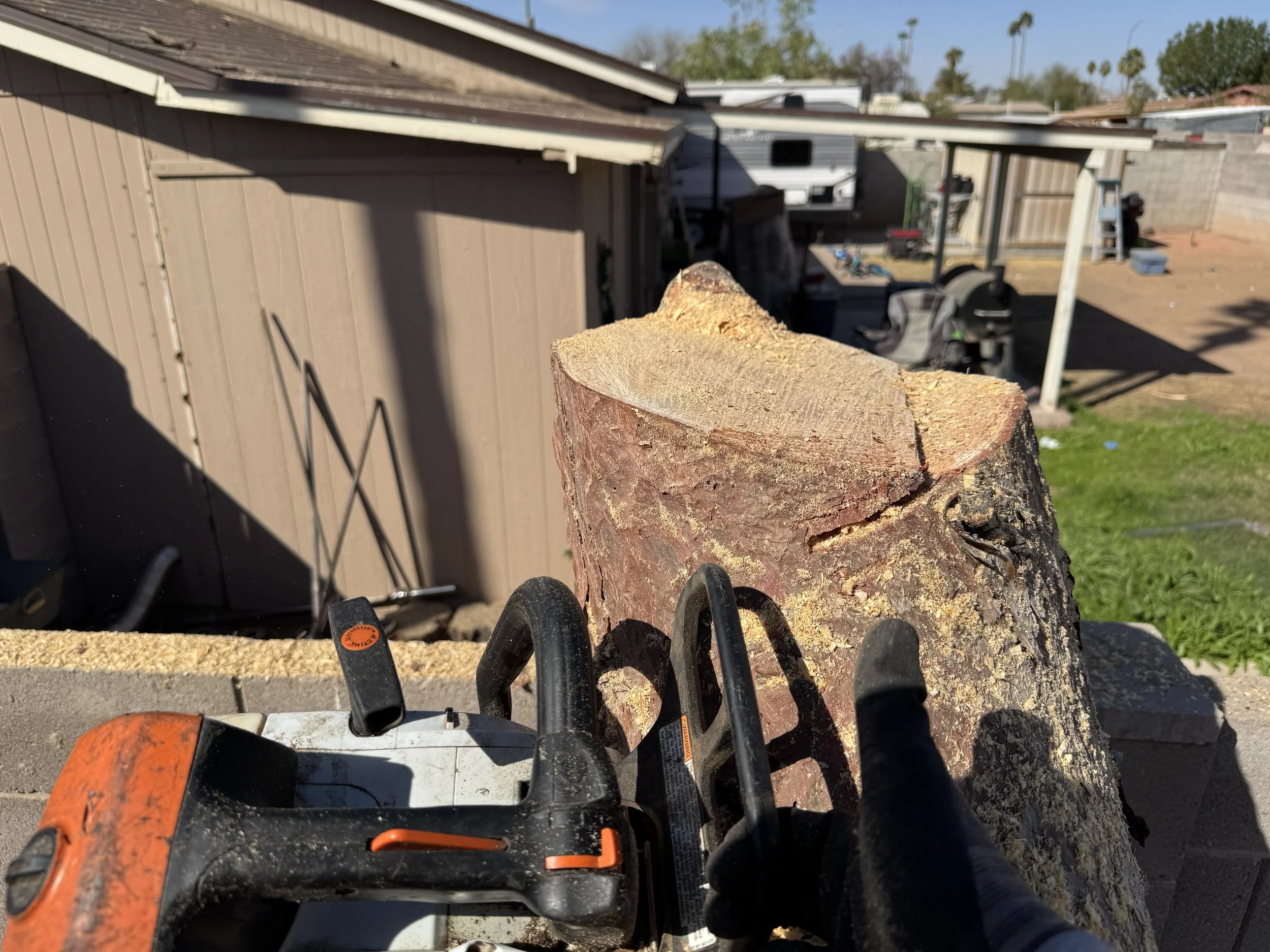 Un carpintero de Oranssi utiliza la sierra de mesa