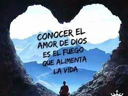 Frase motivacional en forma de corazón en una vista panorámica de montañas y un río, con una persona sentada mirando.