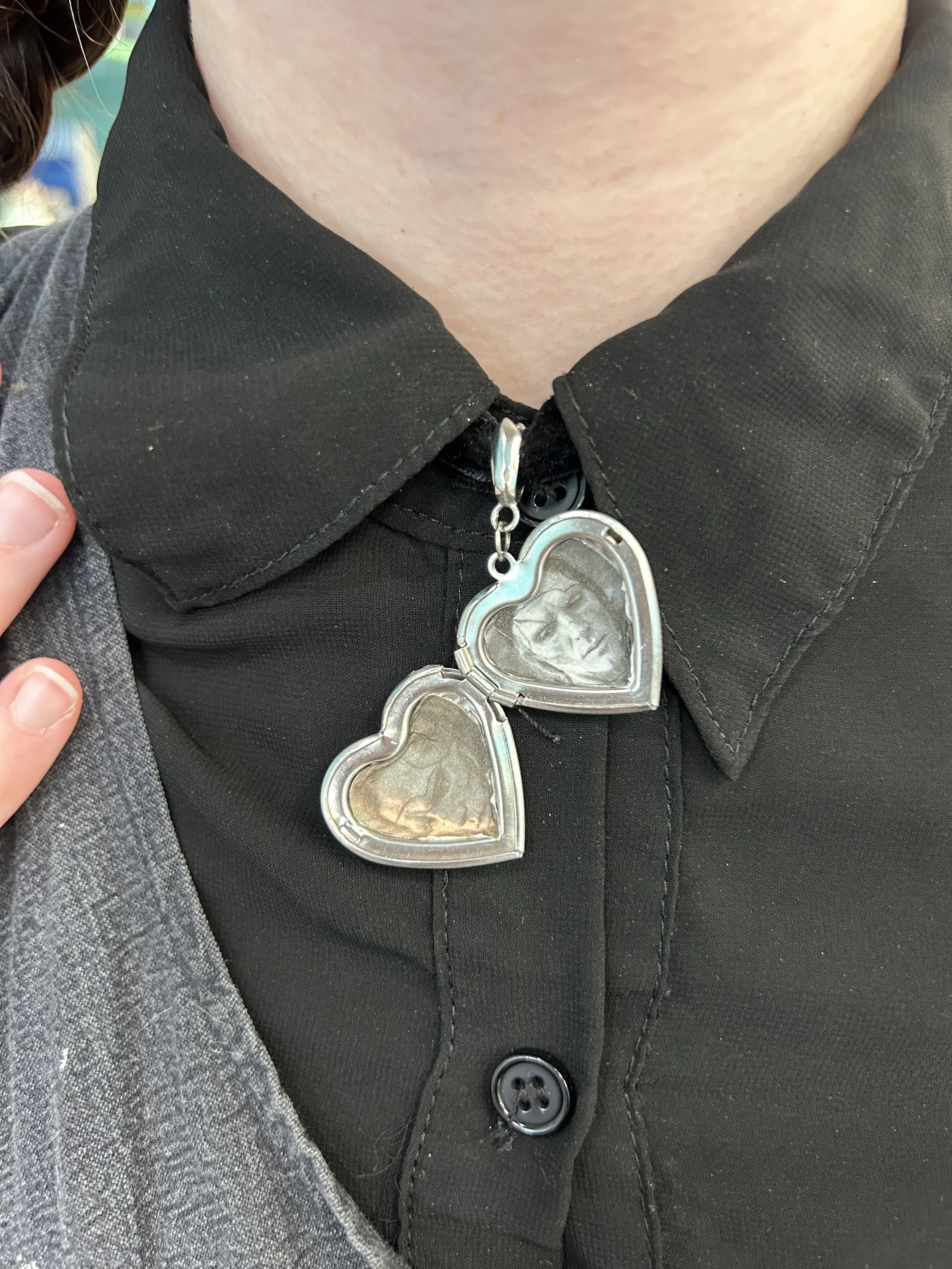 emma's locket(㇏(•̀ᵥᵥ•́)ノ)