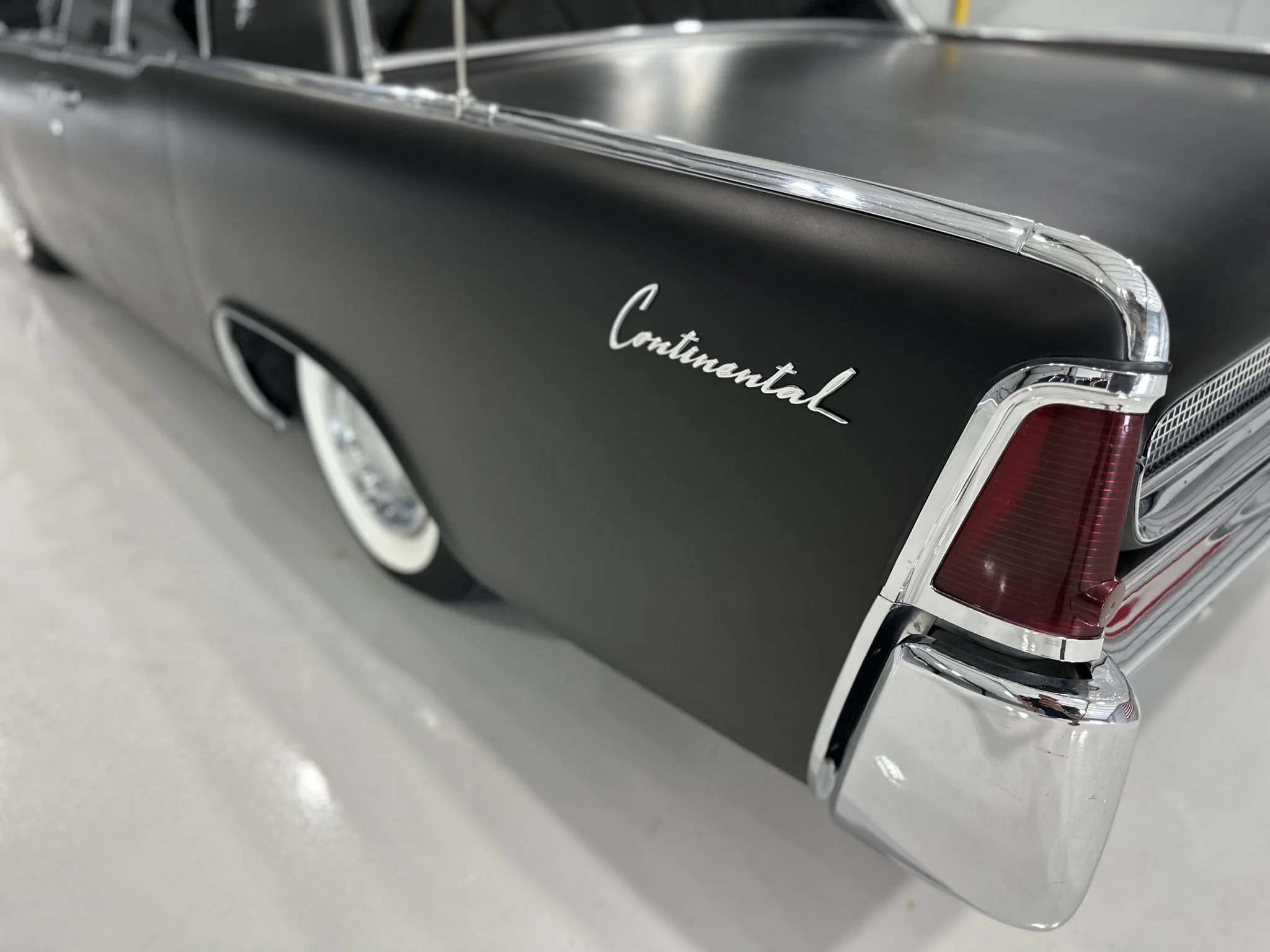 1961_lincoln_continental_52296E6D-631A-4AD4-8A68-0D36CCBA9CAD-92752-scaled.jpeg