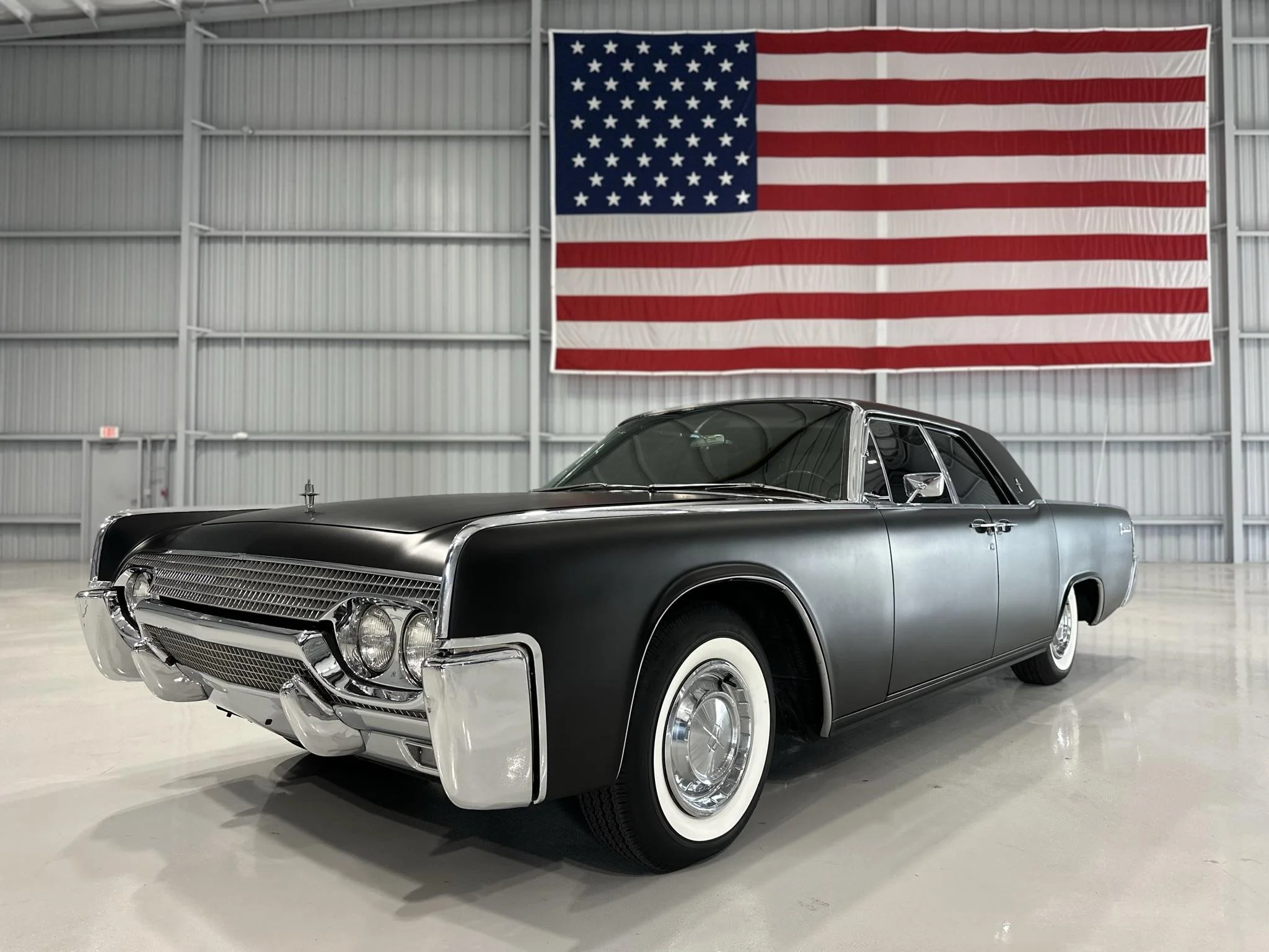 1961_lincoln_continental_6F5BAC3C-289B-4B6E-92B6-EF9D36AAB435-92412.jpeg