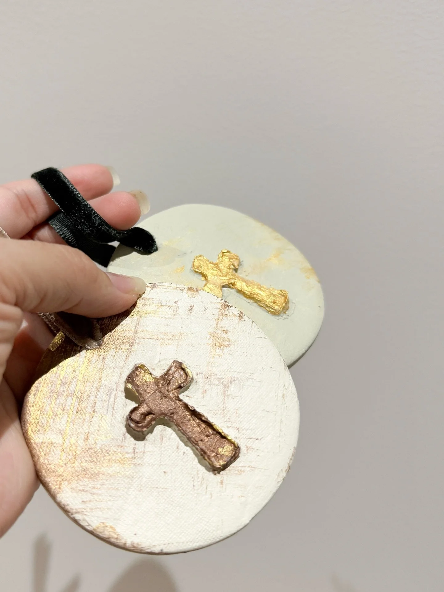 ONLY 4 PCS LEFT! Handmade textured ornaments &mdash; a unique and meaningful Christmas gift. ✨
DM to order yours &amp; pick up at the exhibit this Saturday! 🎄💫