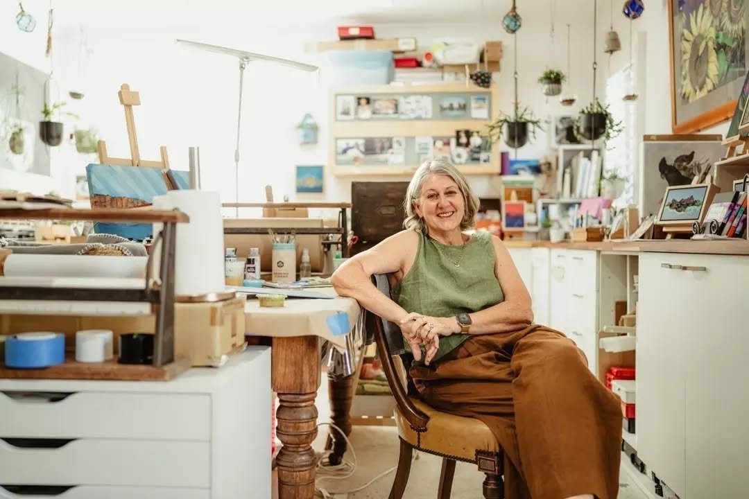 Tanya Flynn-Wood's studio really draws you in with its organised chaos of a working creative space. Hanging plants, paint and pencils in every hue, beautiful things collected from her travels, paintings tucked into every corner ~ we can only imagine 
