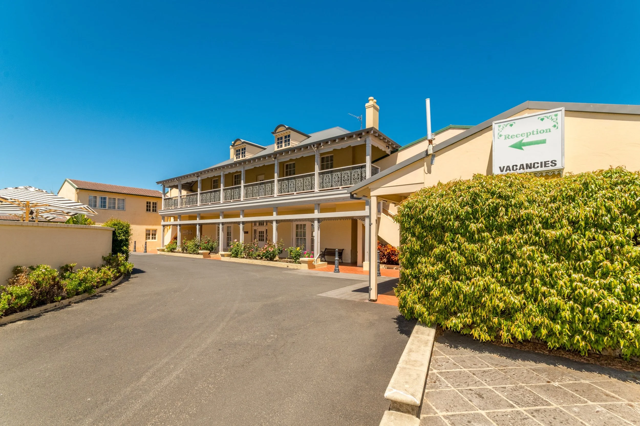 the-clifton-motel-accommodation-bunbury-hotel-exterior-indi-hotels-1.jpg