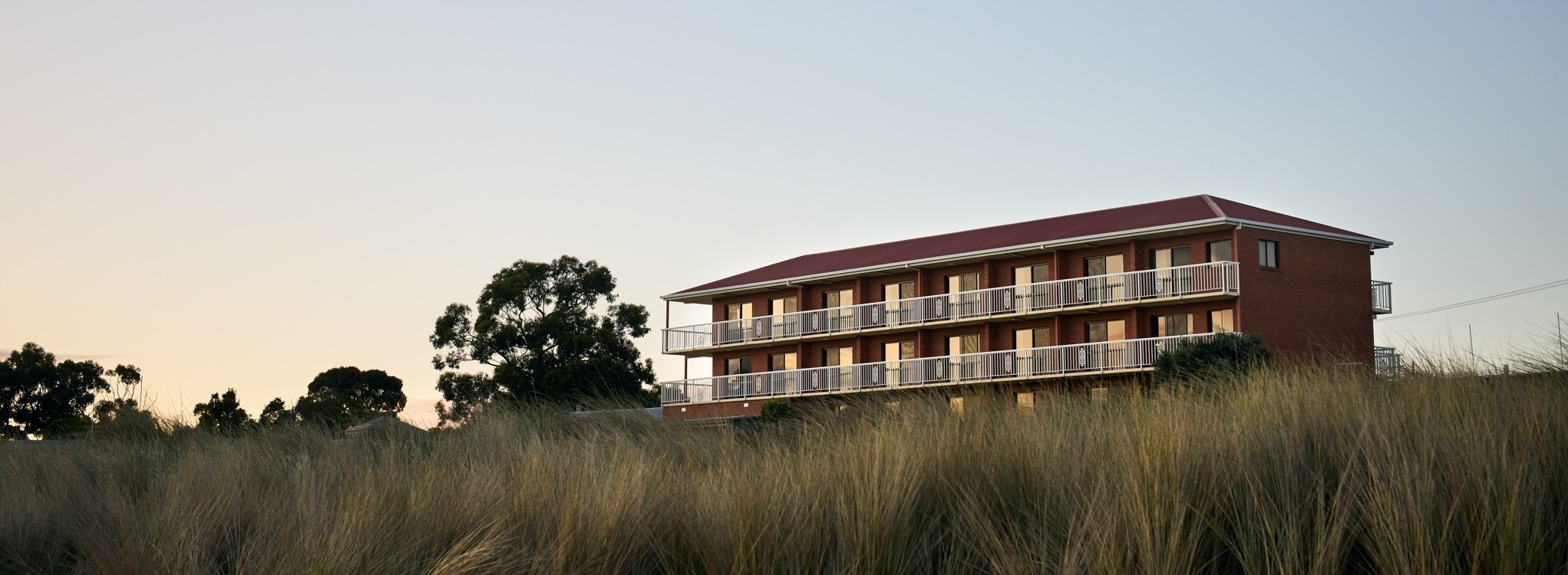 Photo of the exterior of The Waterloo Inn from the beach