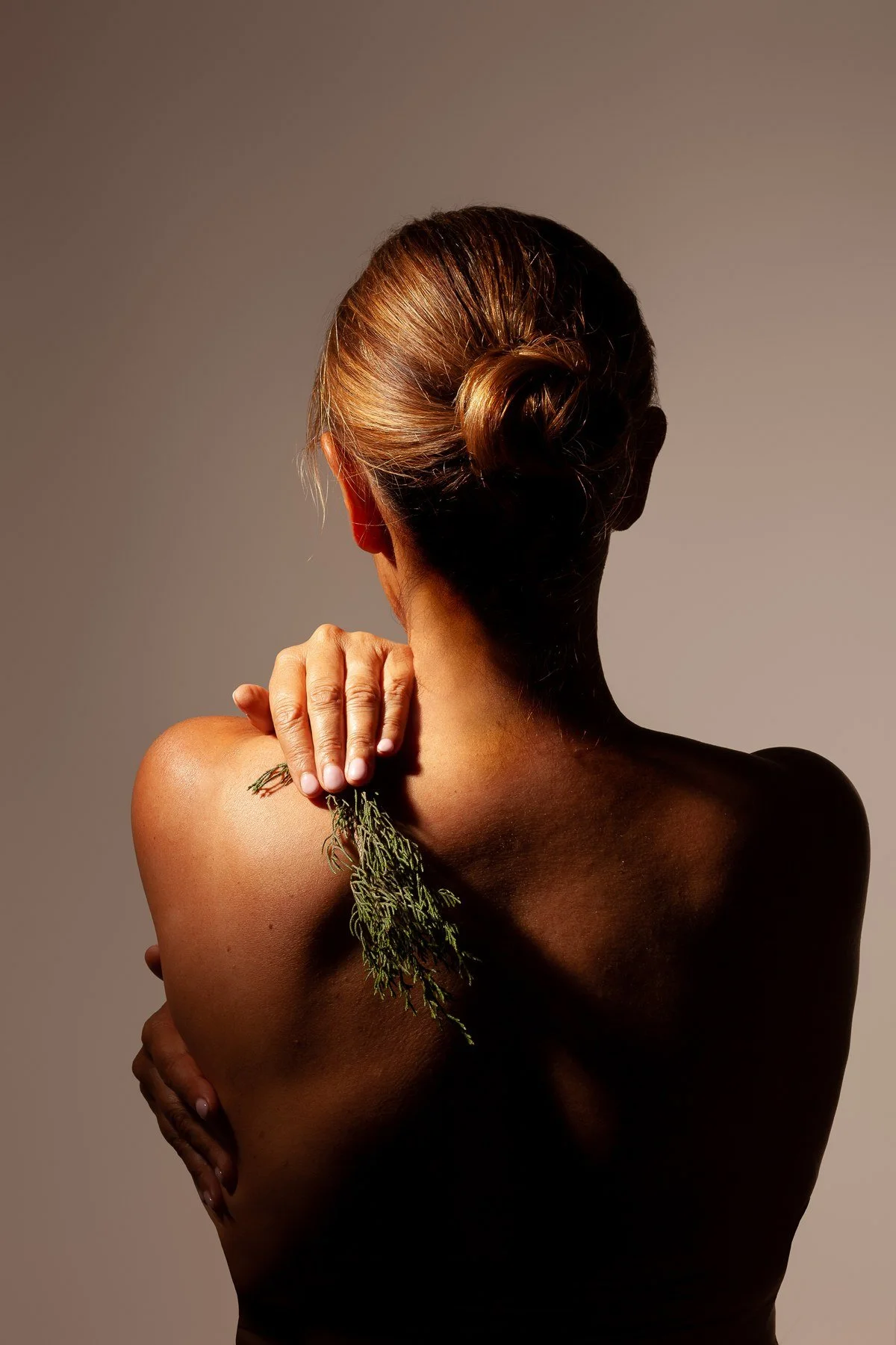 Vrouw met haar hand op haar schouder, een rustgevend Alqvimia-sfeerbeeld