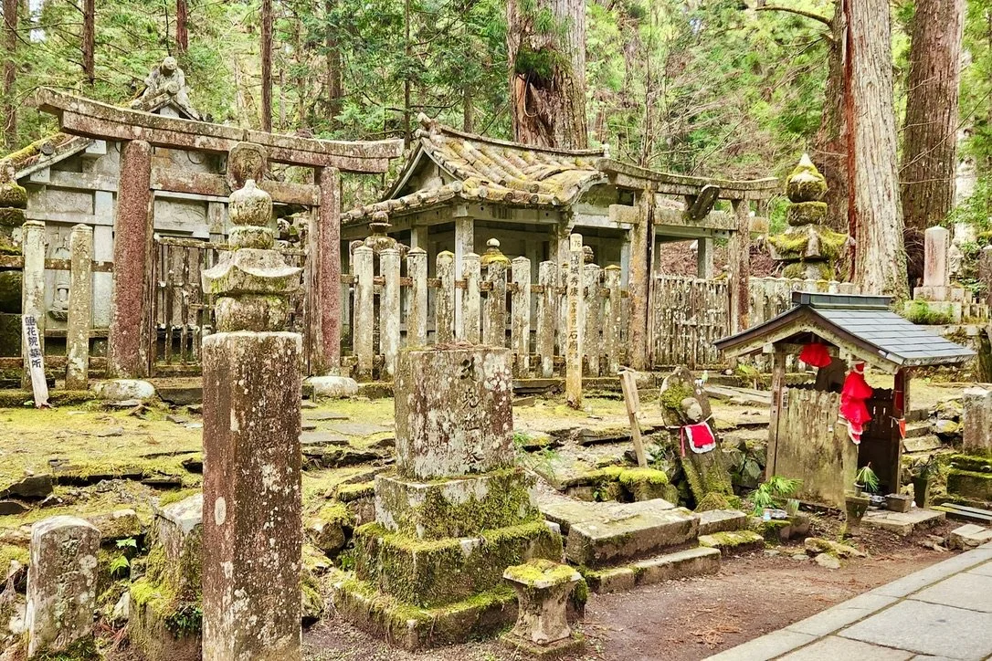 Okuno-in Temple and Cemetery