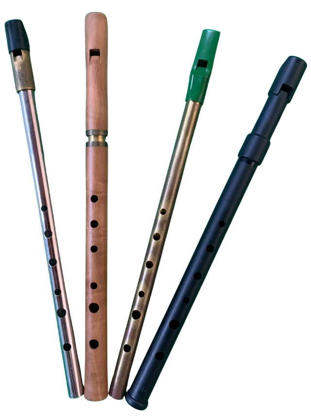Vier Tin Whistles in D aus Metall, Holz und Kunststoff nebeneinander