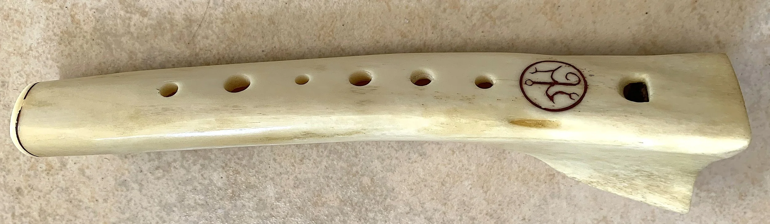 Die Ur-Klang-DNA der Menschheit: Warum die Tin Whistle weit mehr als eine simple Flöte mit sechs Grifflöchern ist.
