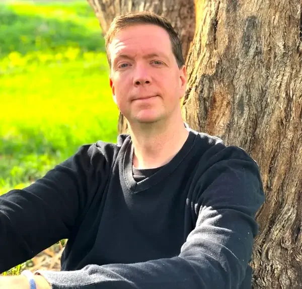 Musiker und Lehrer Timo Bark mit Musikinstrument für traditionellen Dudelsack- und Tin Whistle-Unterricht online.
