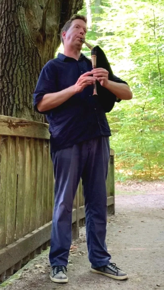 Auf einer schönen Brücke im Wald mit dem Hümmelchen. Dudelsackspielen macht Freude