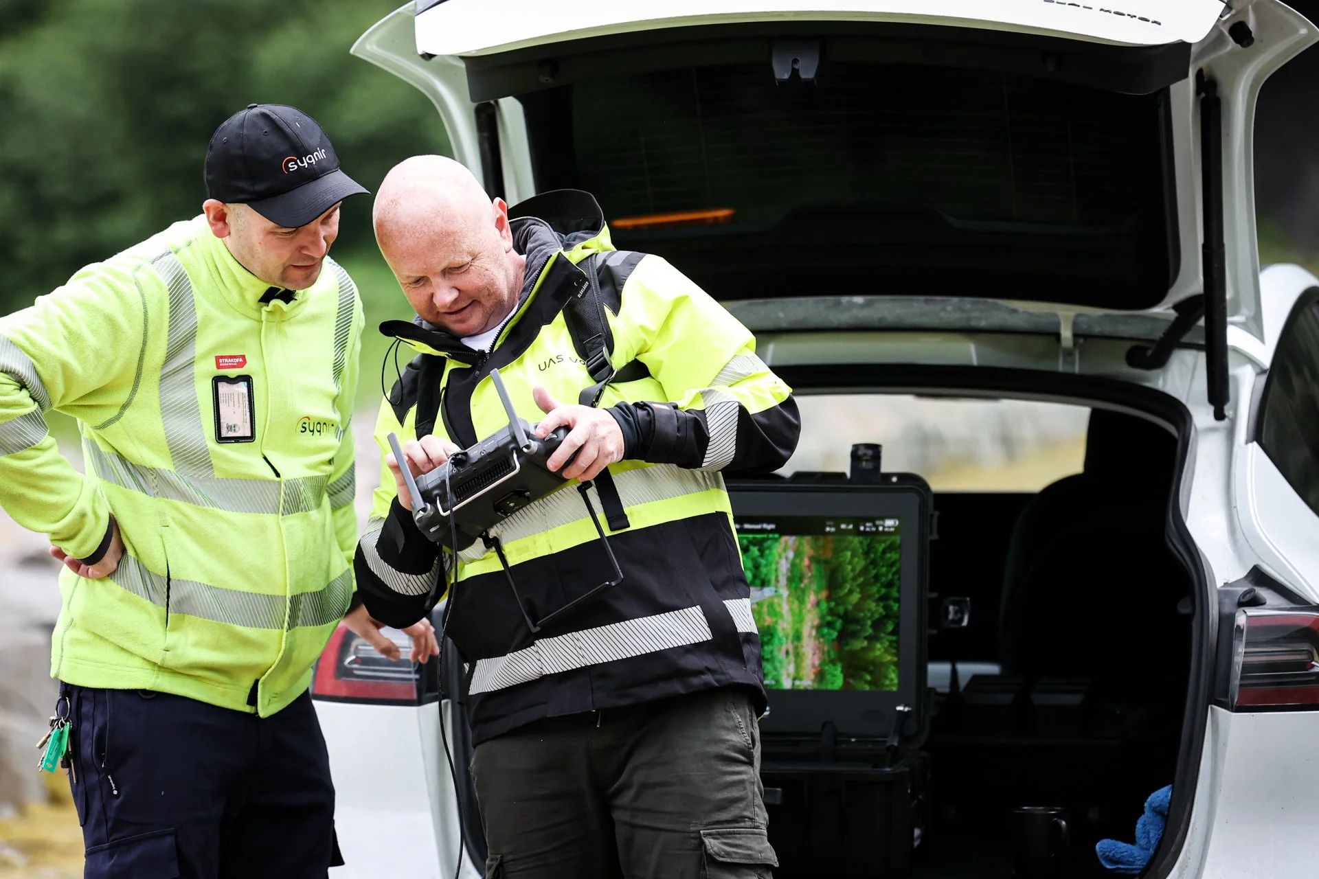 To menn som flyr drone