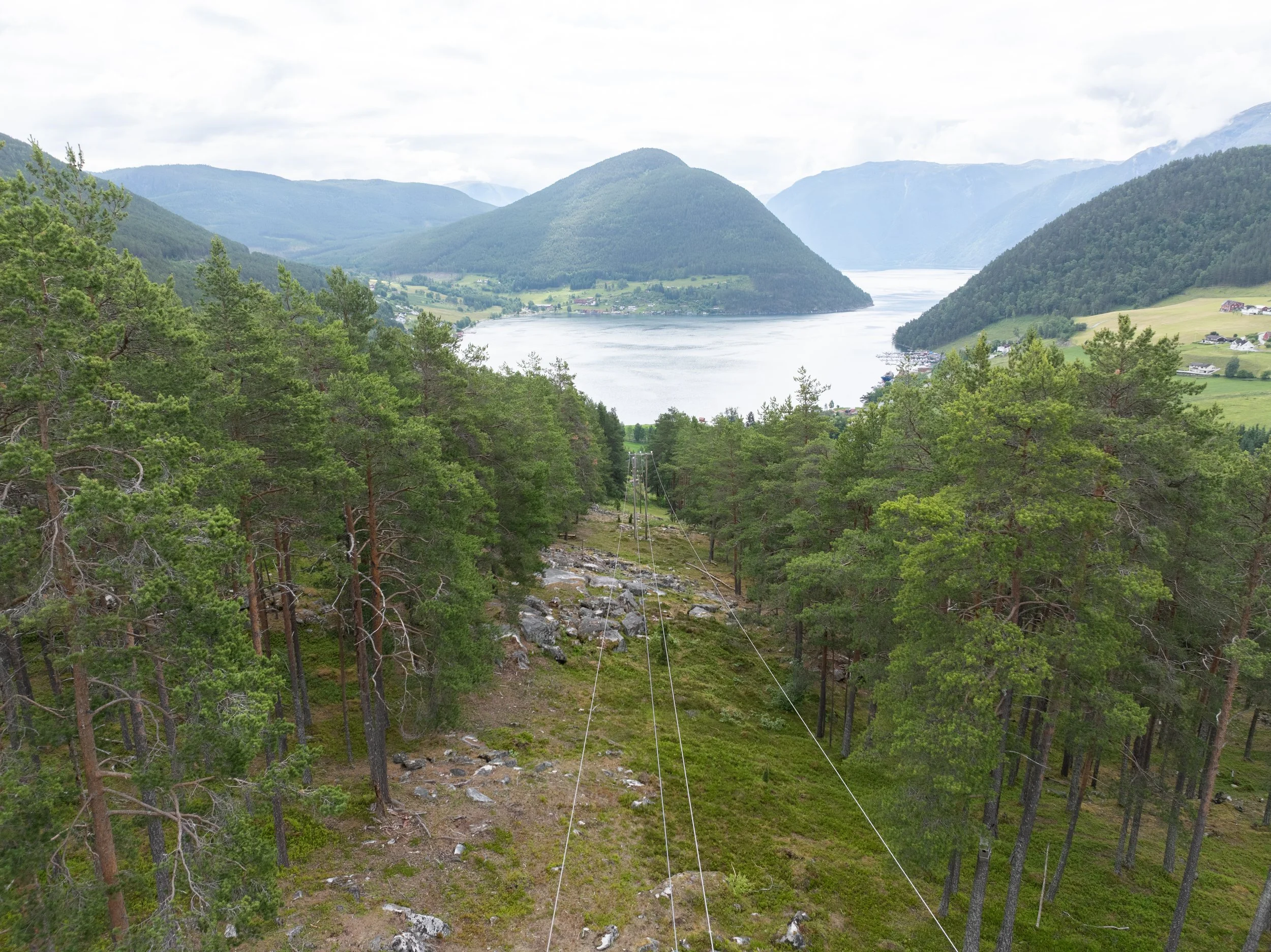 Bratte linjer ned mot Amla.