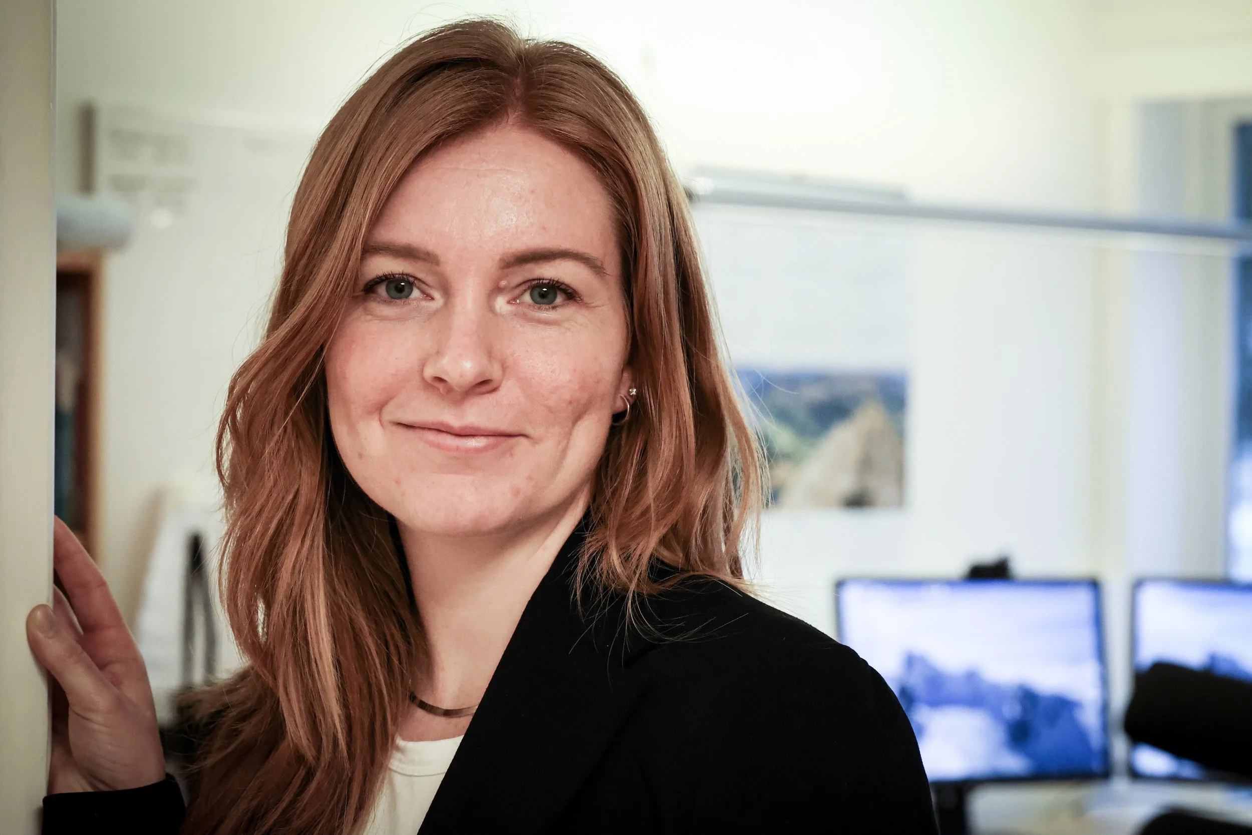 Elisabeth Stokkenes på kontoret