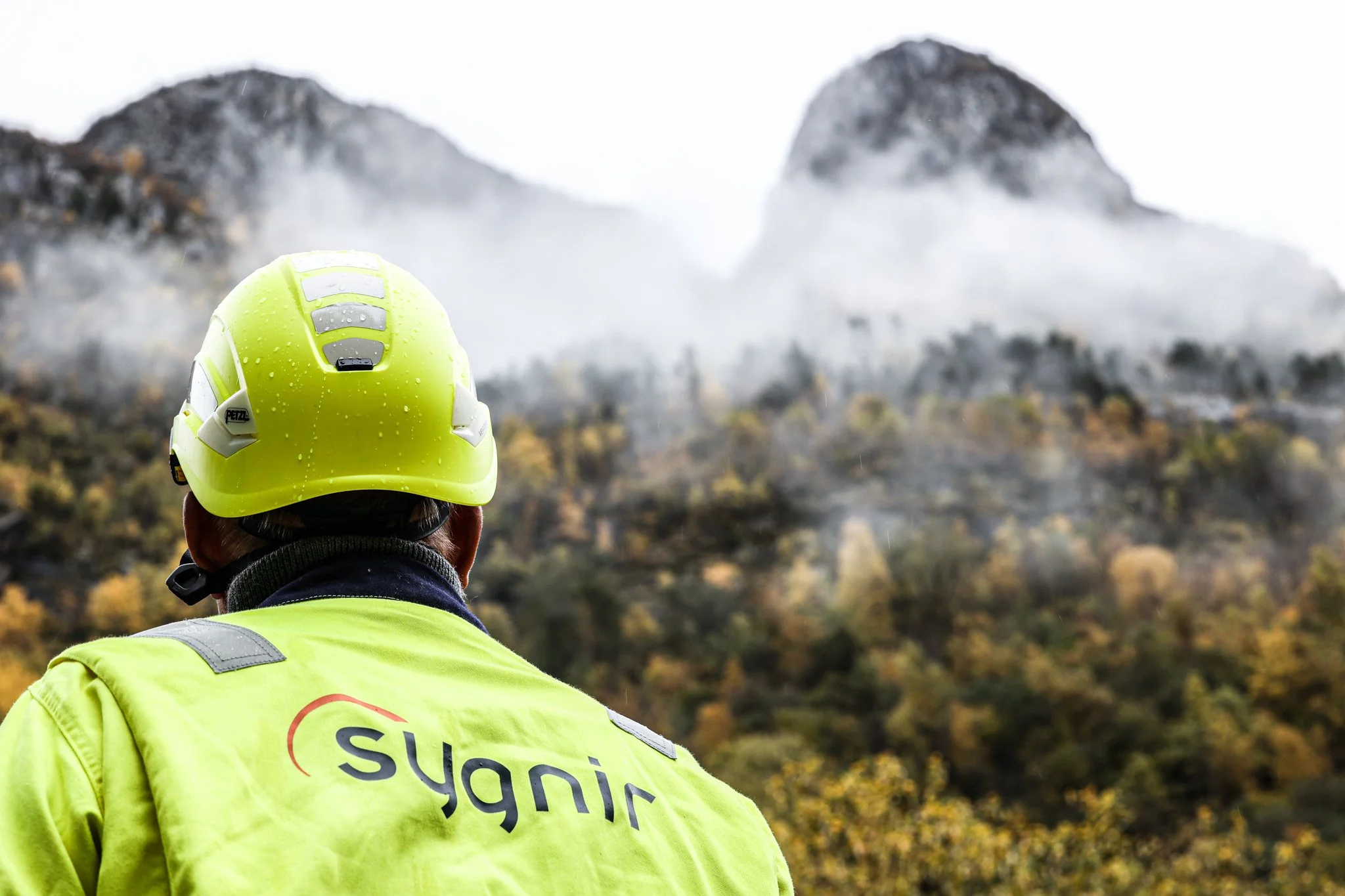 Montør tittar oppover bratt fjell