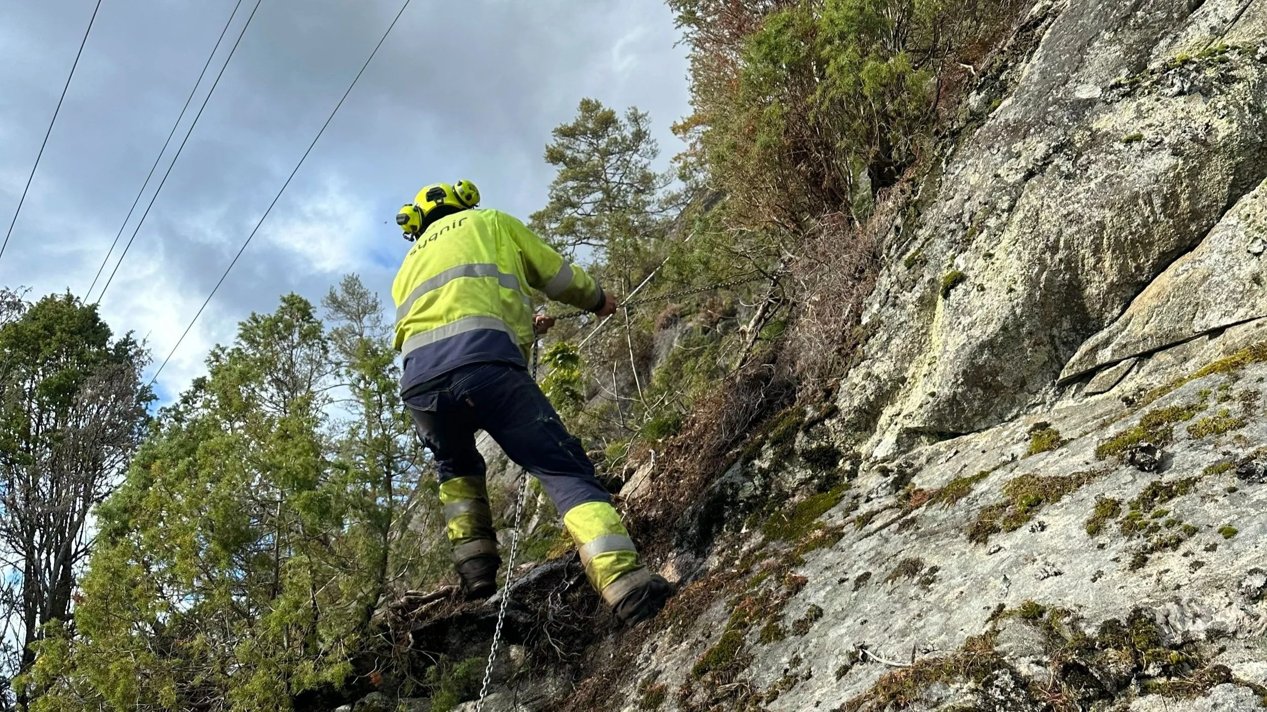 Vegard klatrar i fjellvegg