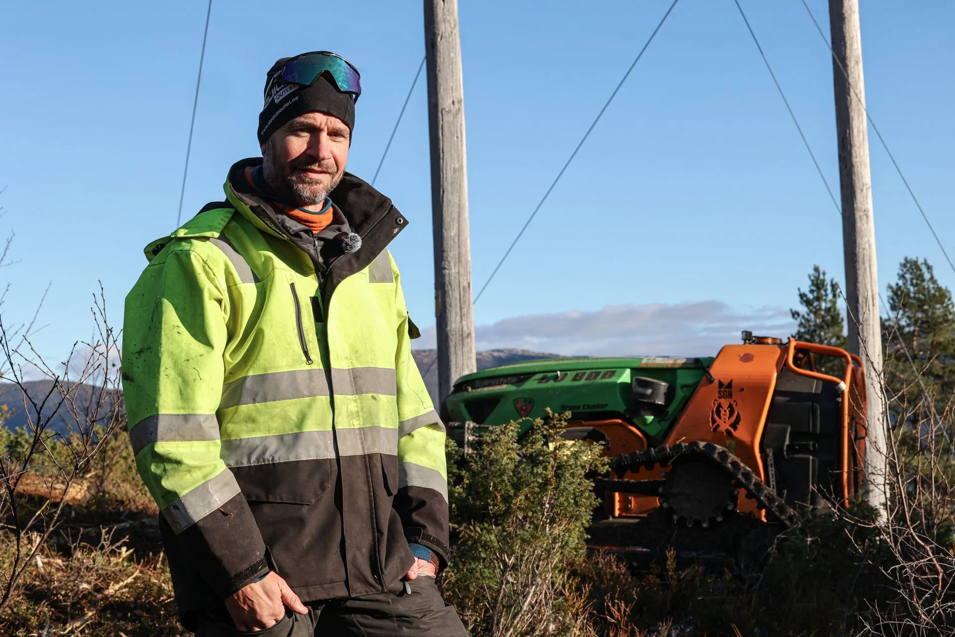 Odbjørn Eggum ser på nedhogde og falne tre.