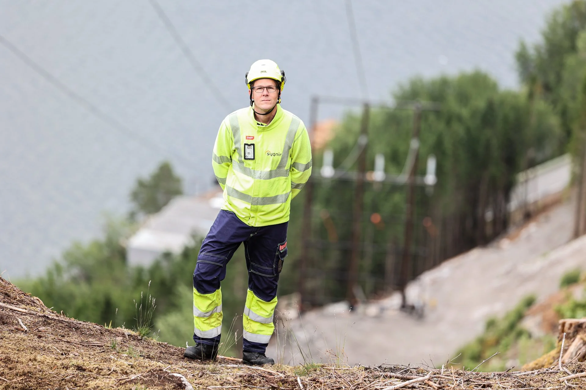 Stian Skåsheim er prosjektleiar for linjebygginga ved Feios Kraftverk. Portrettbilete frå bakken.