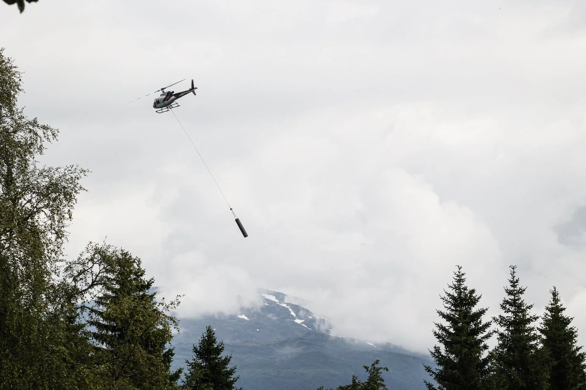 Helikopter flyr borerigg