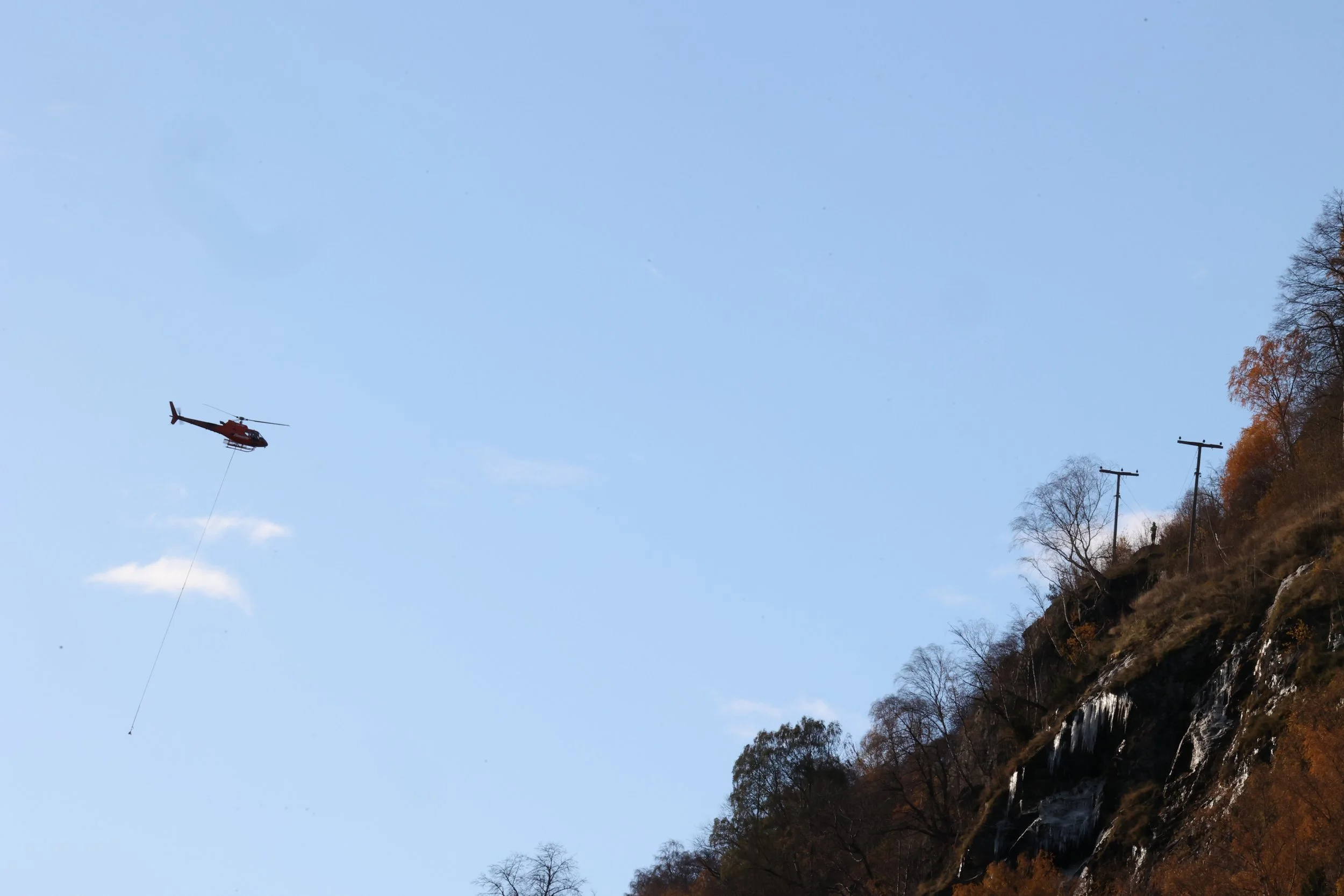 Helikopter river linjer fra fjell