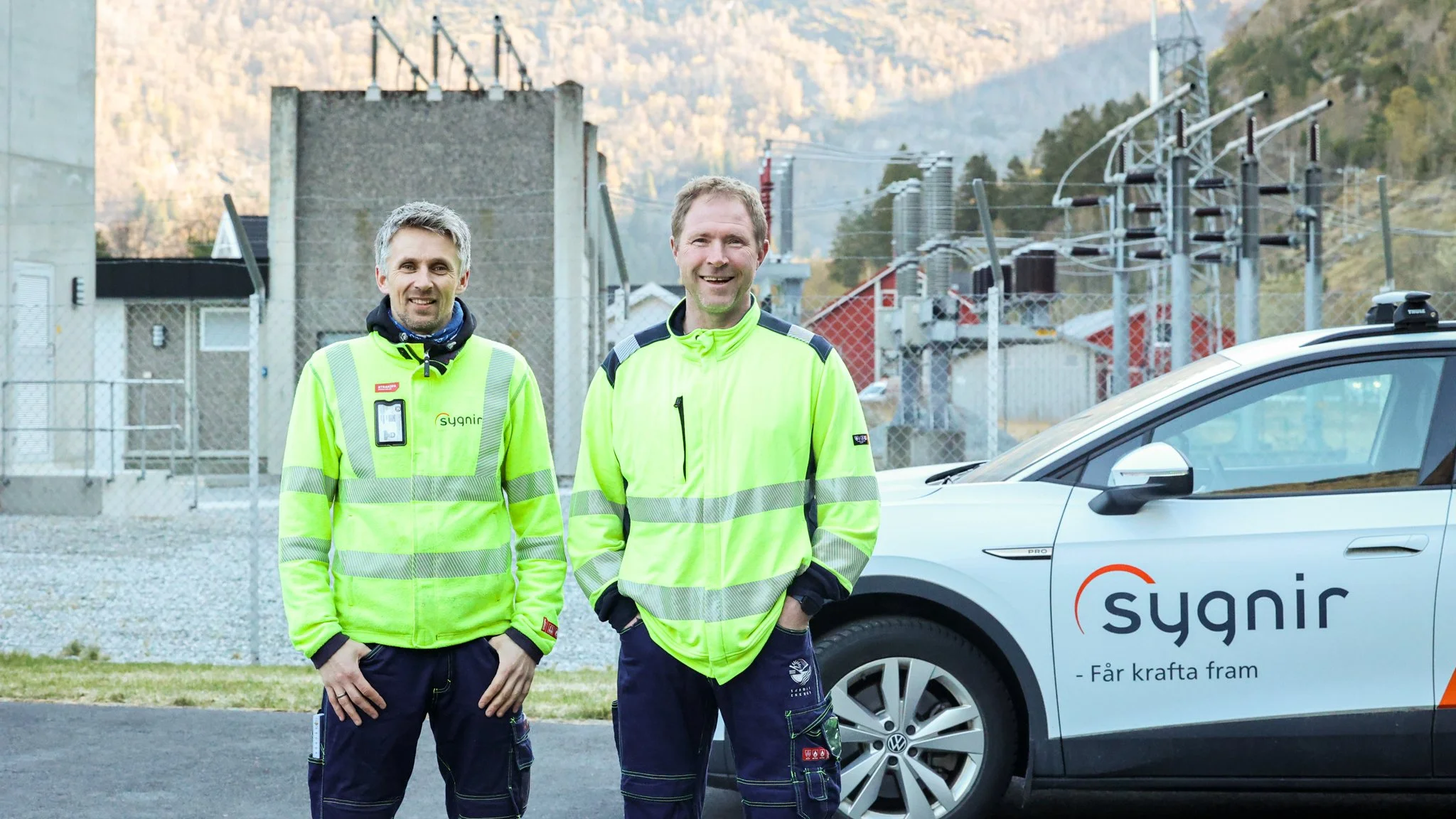 Jomar Leirdal og Olav Ødegård ved Lærdal Trafostasjon.