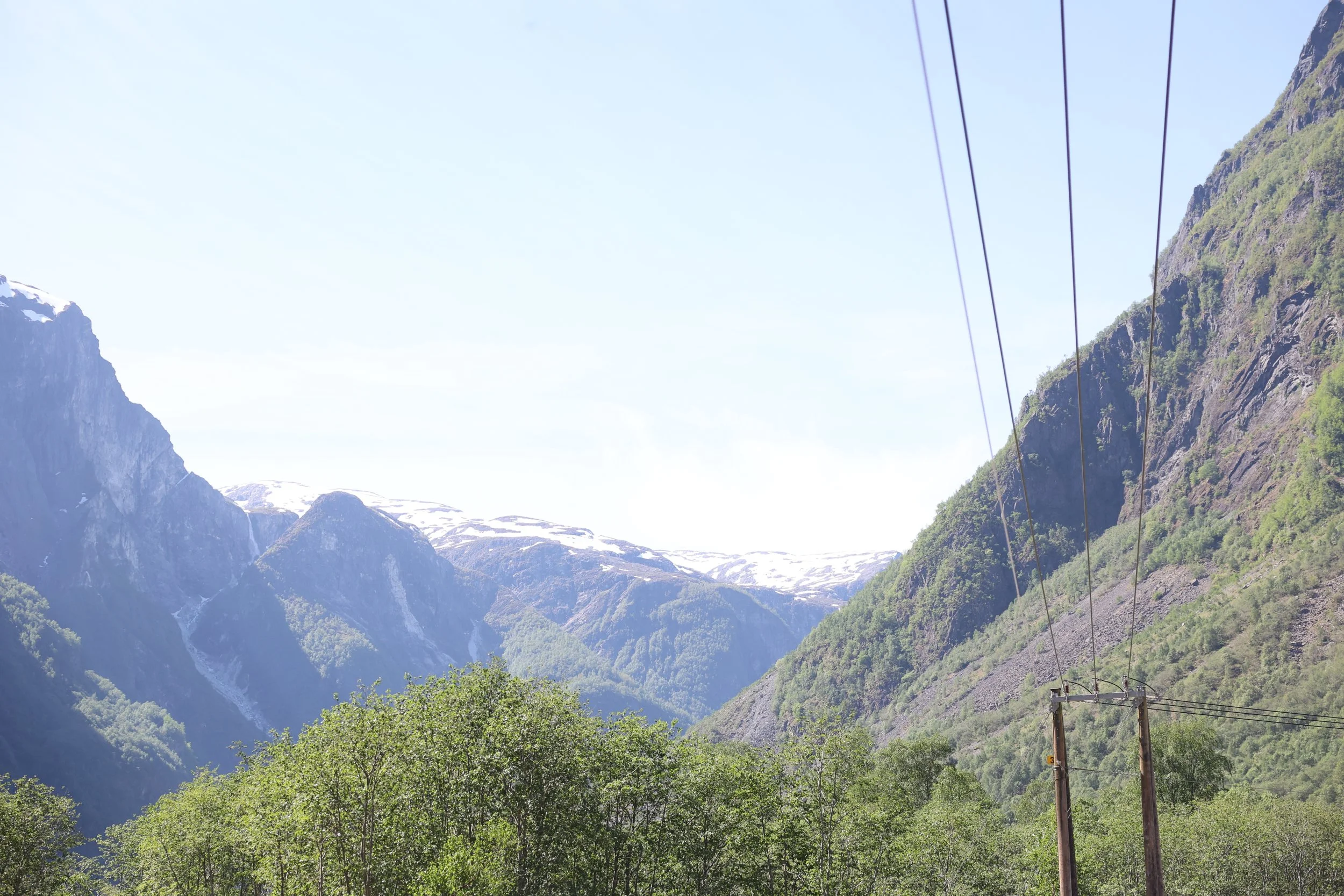 Straumlinjer og fjell i gudvangen