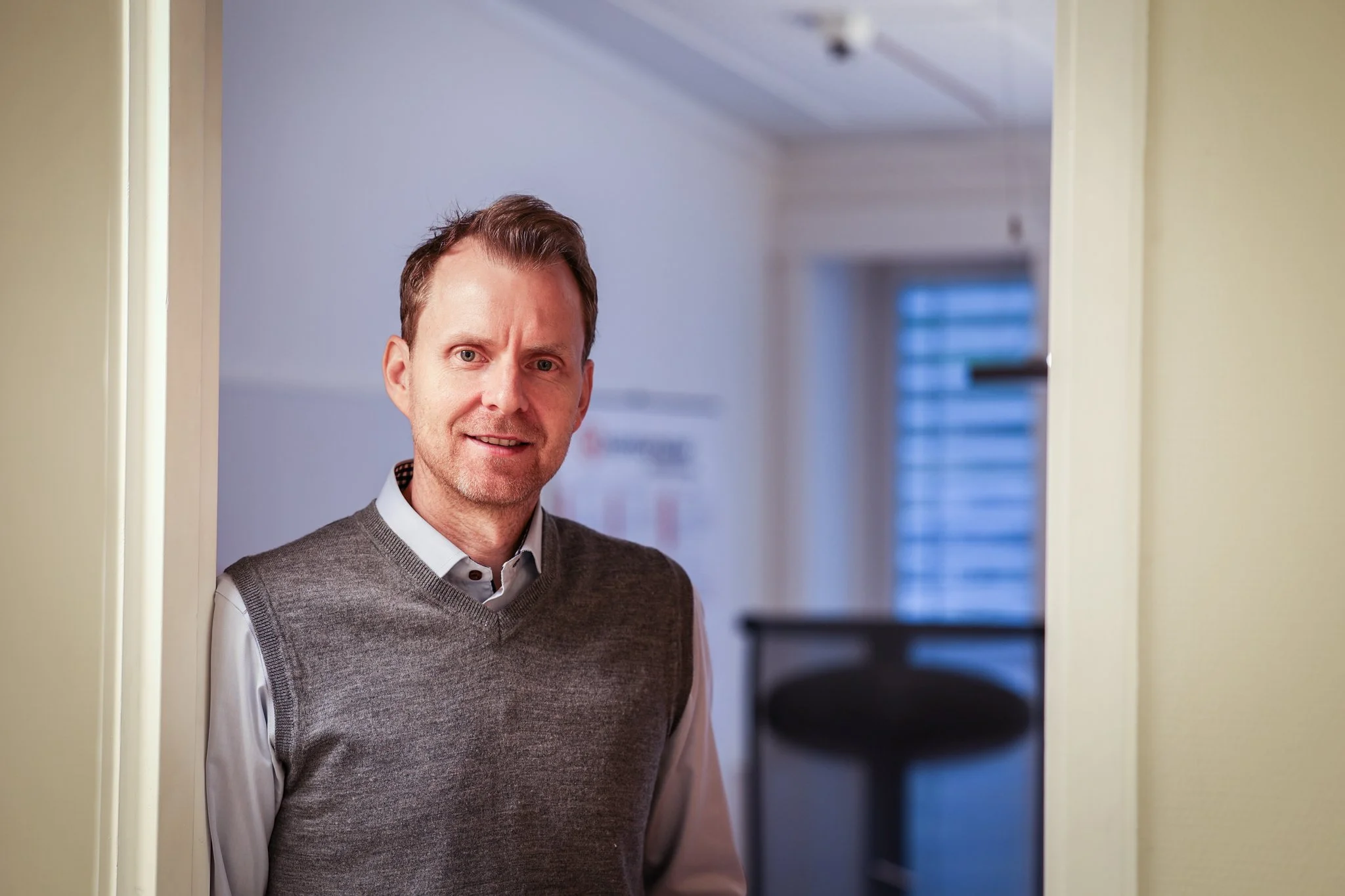 Stian Frøiland ved kontor
