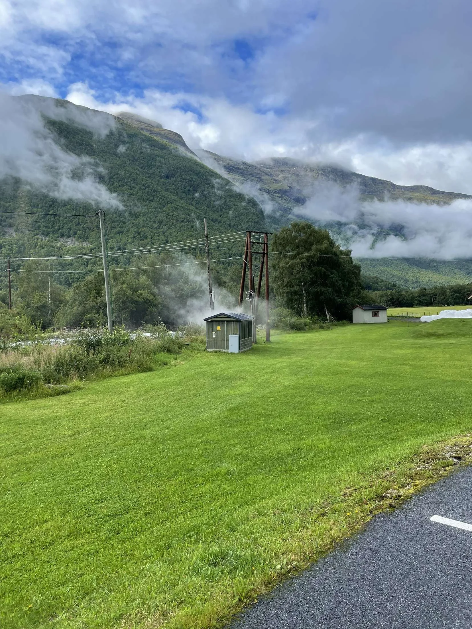 Trafokiosk i Borgund står i røyk