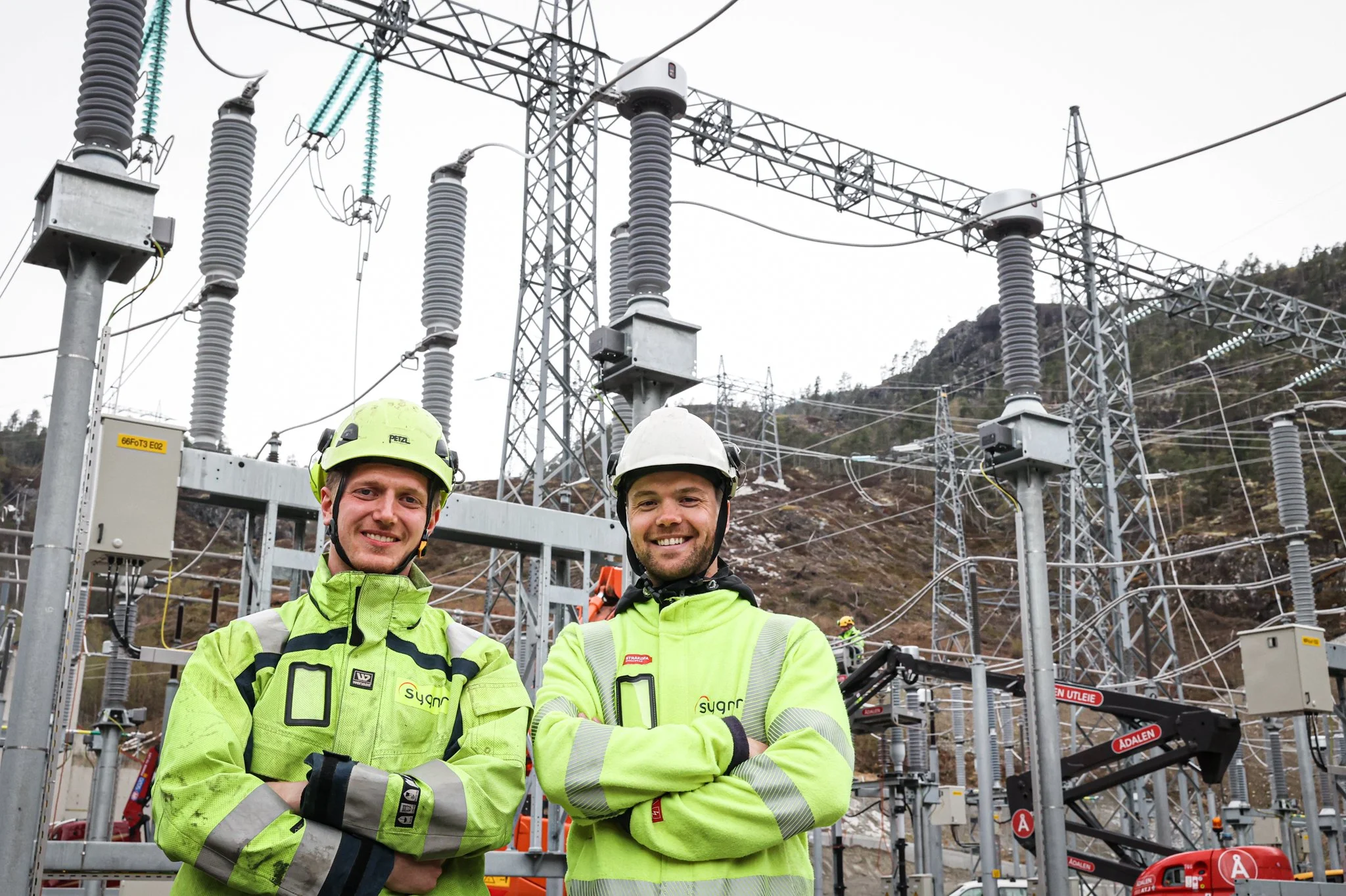 To montørar ved nye Fonndøla transformatorstasjon