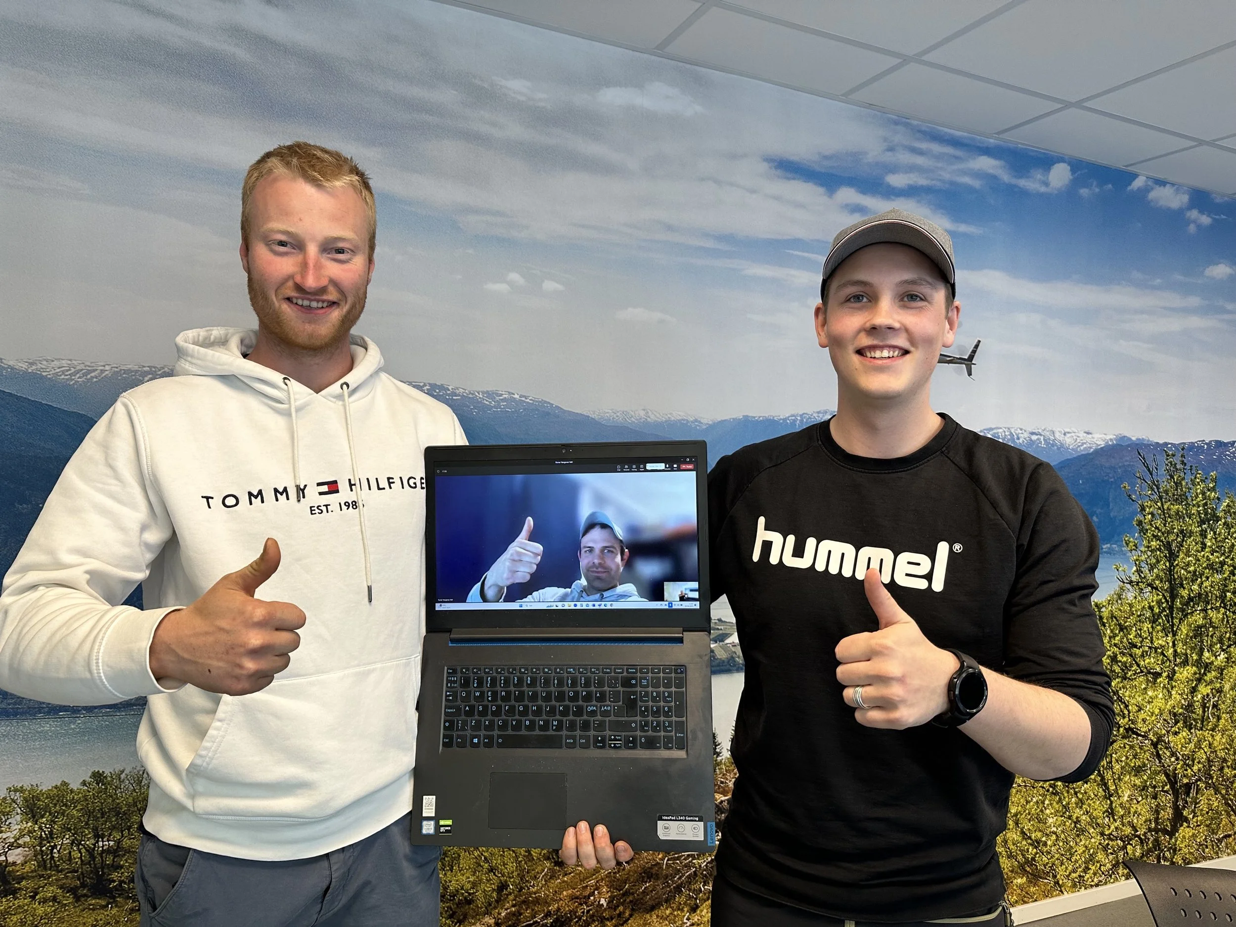 Tre blide karar med tommel opp