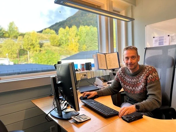 Daniel Meisterplass foran PC på kontor