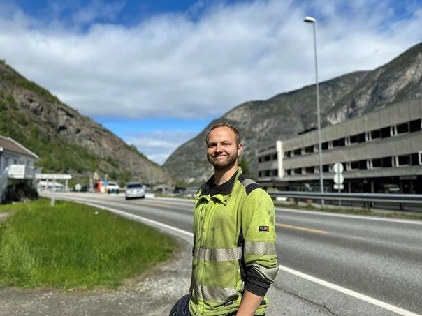 Smilande montør i Lærdal