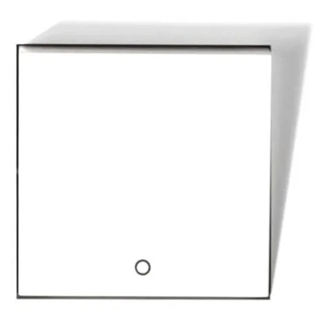 En moderne, hvit skapdør med et rundt håndtak nederst midt på døren.