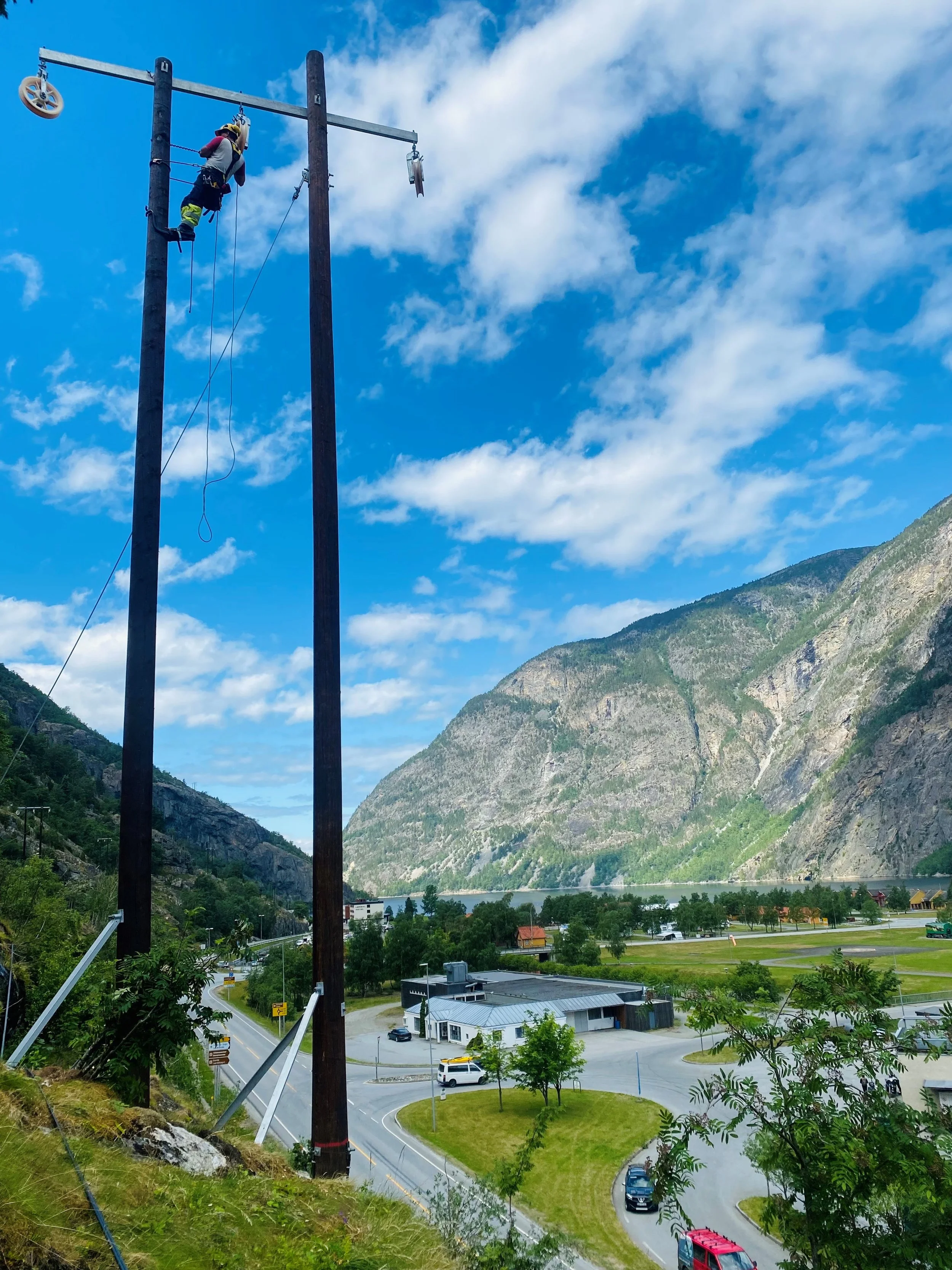 Montør i toppen på mast i Lærdal