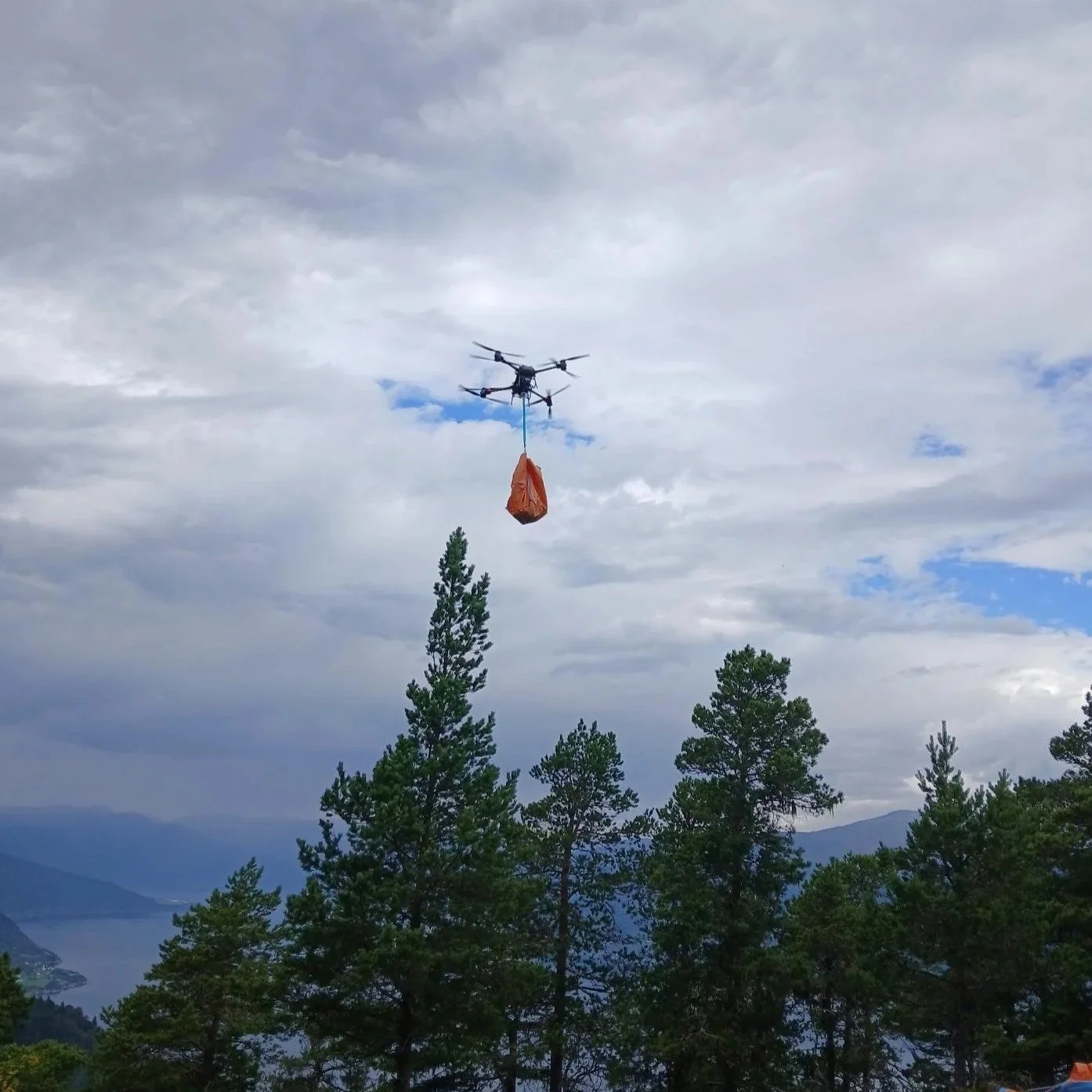 Testar drone til transport av utstyr