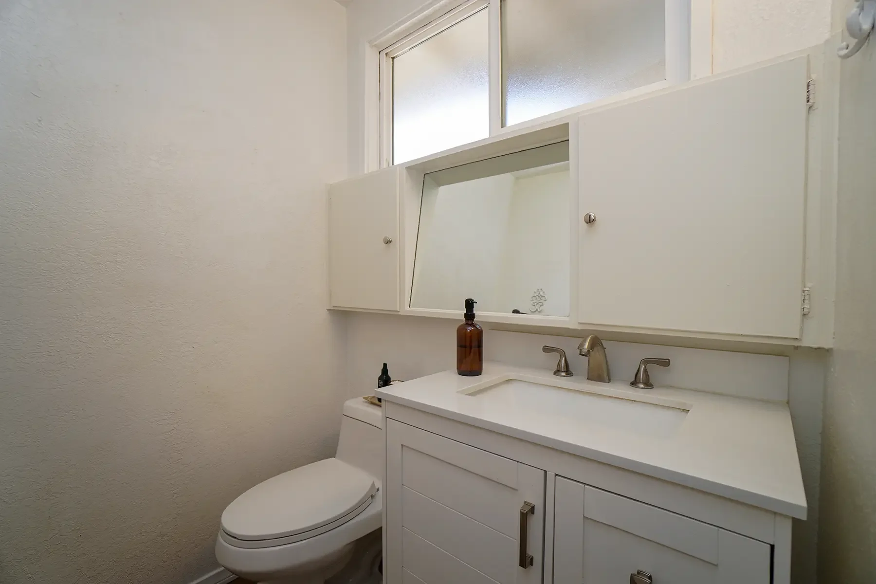 Primary bathroom of 406 Lucada Street in Santa Paula, CA.