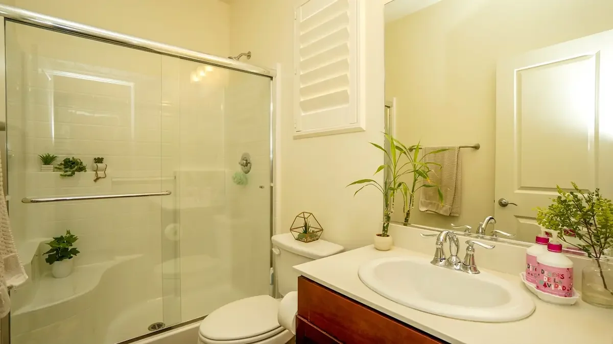 Secondary bathroom of 675 Tiber River Way in Oxnard, CA.