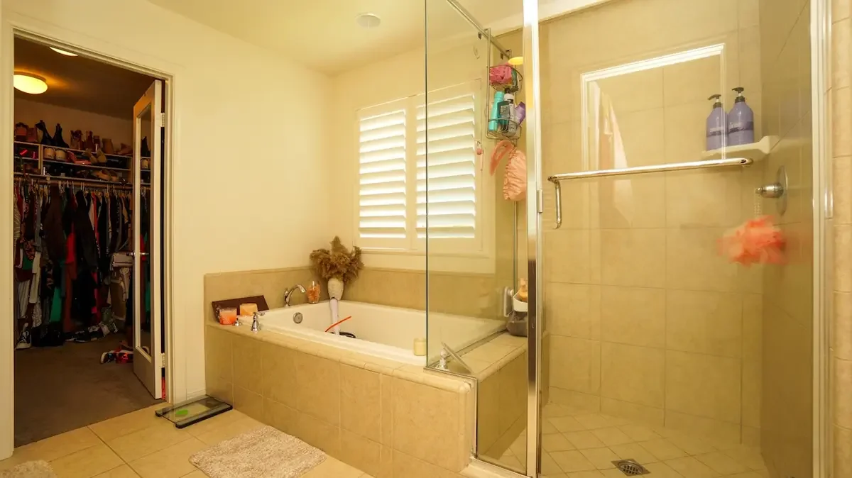Primary bathroom of 675 Tiber River Way in Oxnard, CA.