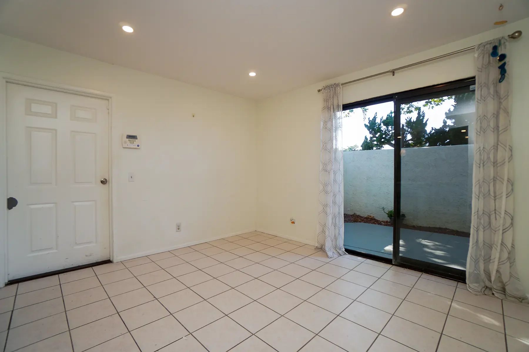 Breakfast nook of 2077 E Bard Road, Oxnard, CA.