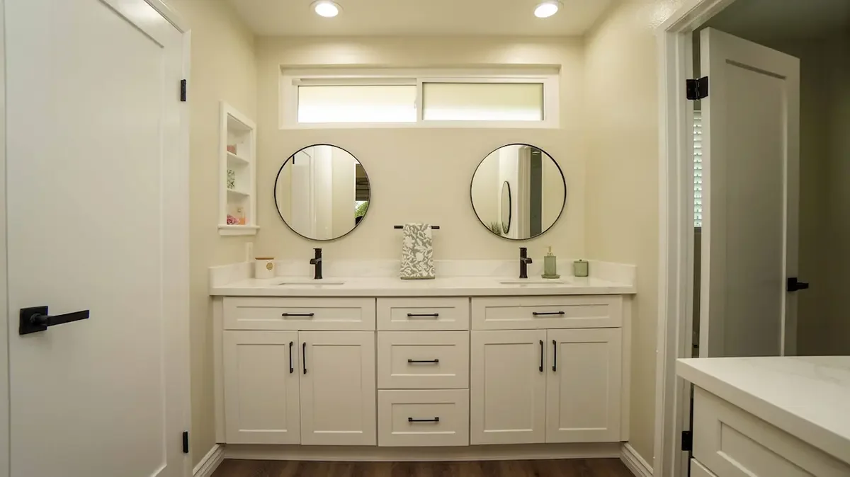 Primary bathroom of 353 Lynn Oaks Court in Thousand Oaks, CA.