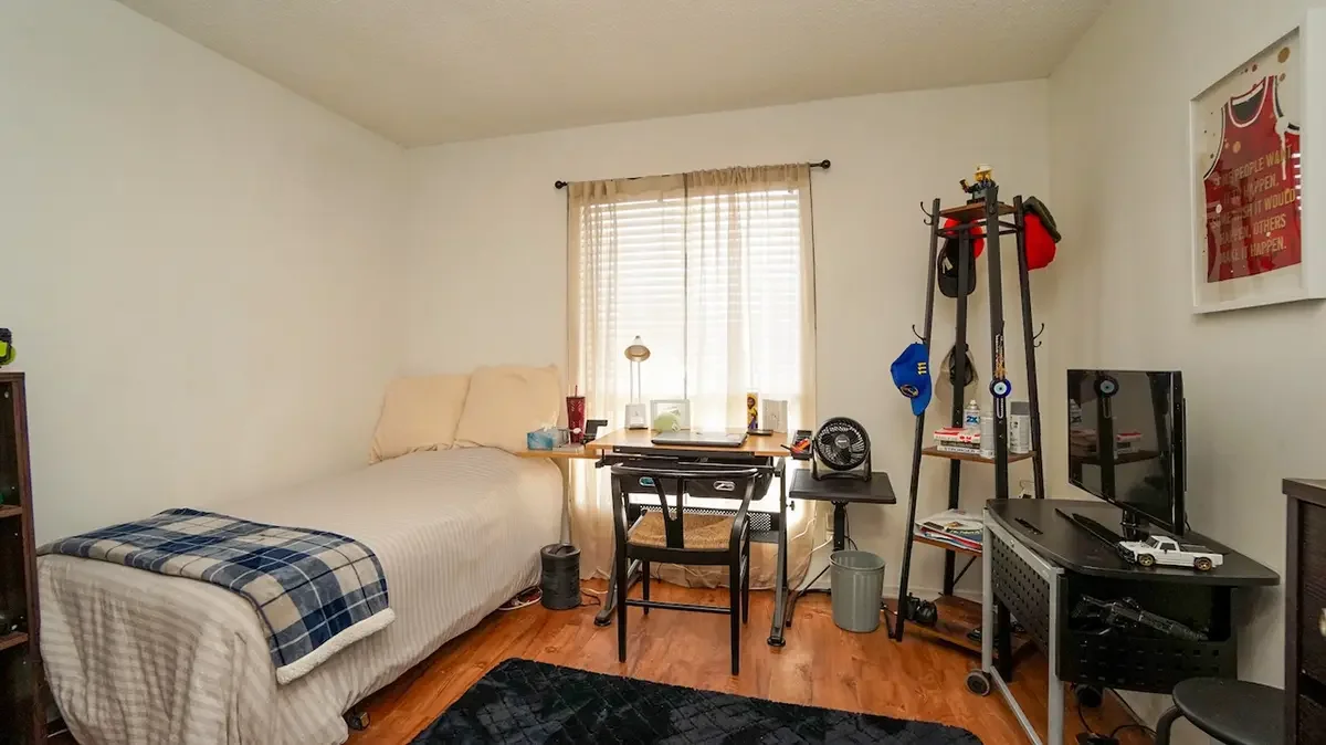 Secondary bedroom of 1300 Saratoga Way #1609 in Ventura, CA.
