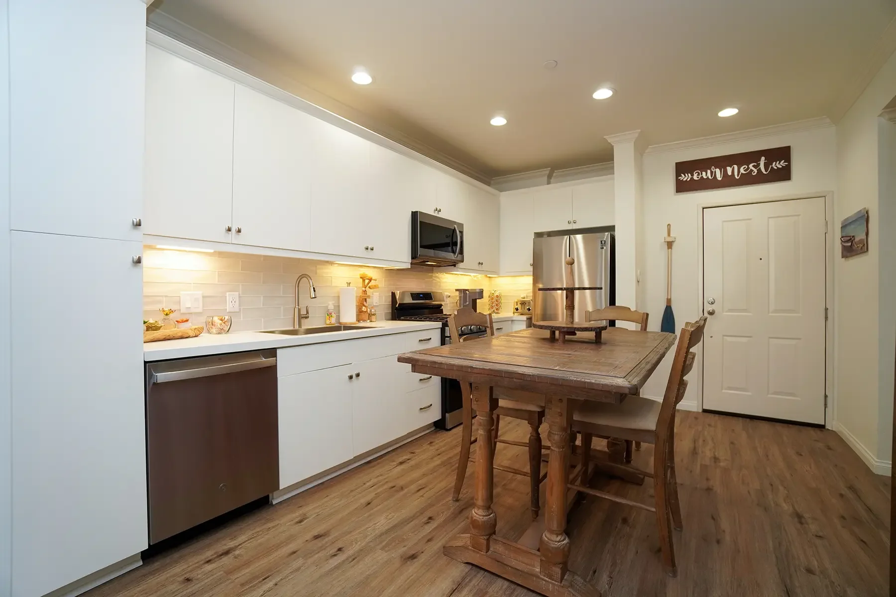 Kitchen and dining room photo of 1901 South Victoria Avenue #115 in Oxnard, CA.