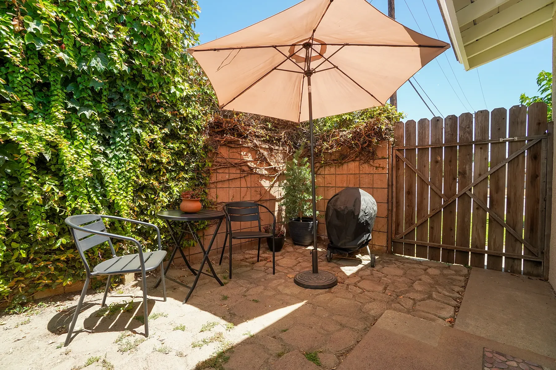 Side yard of 406 Lucada Street in Santa Paula, CA.