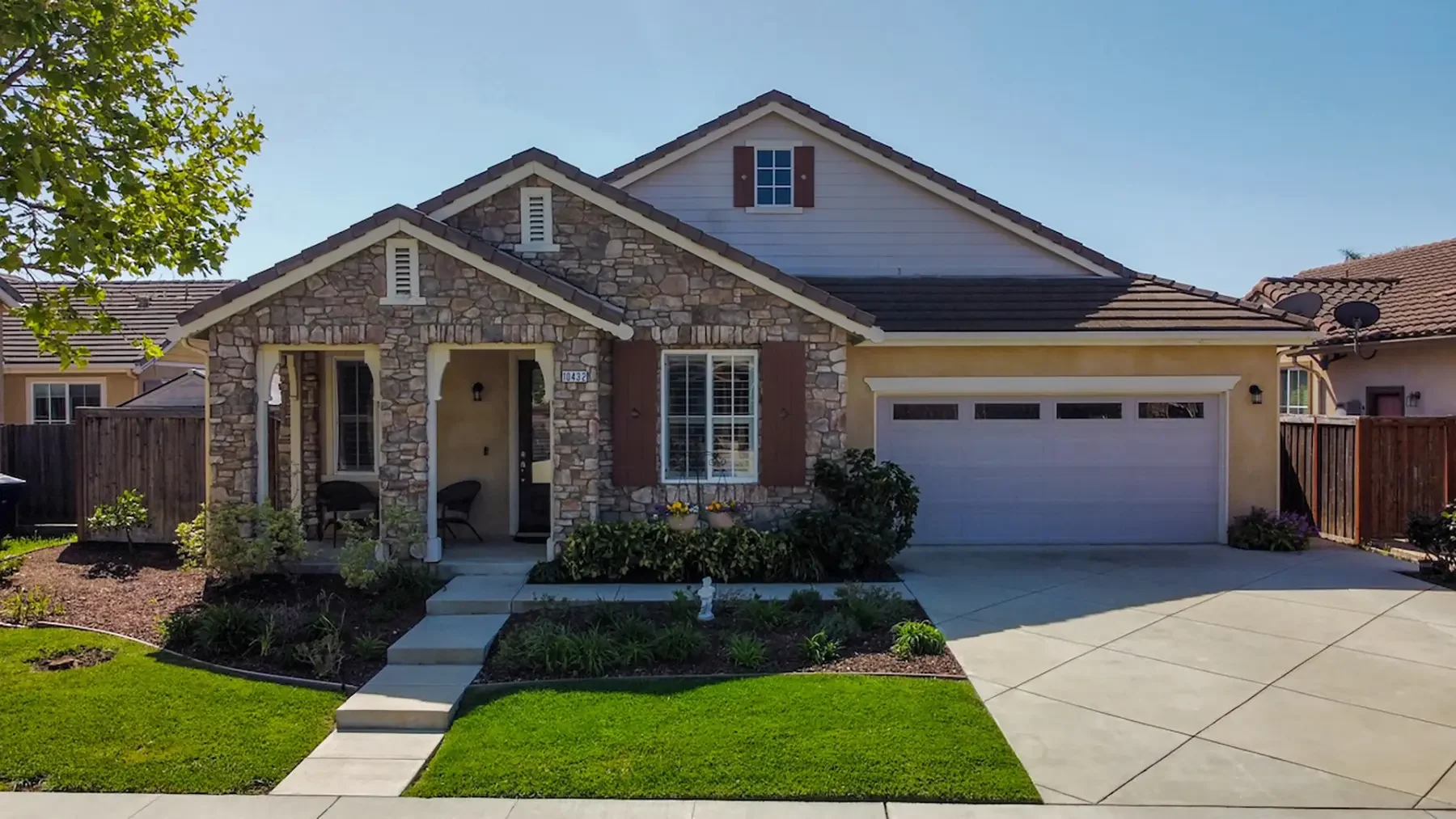 Exterior view of 10432 New Haven Street in Ventura, CA.