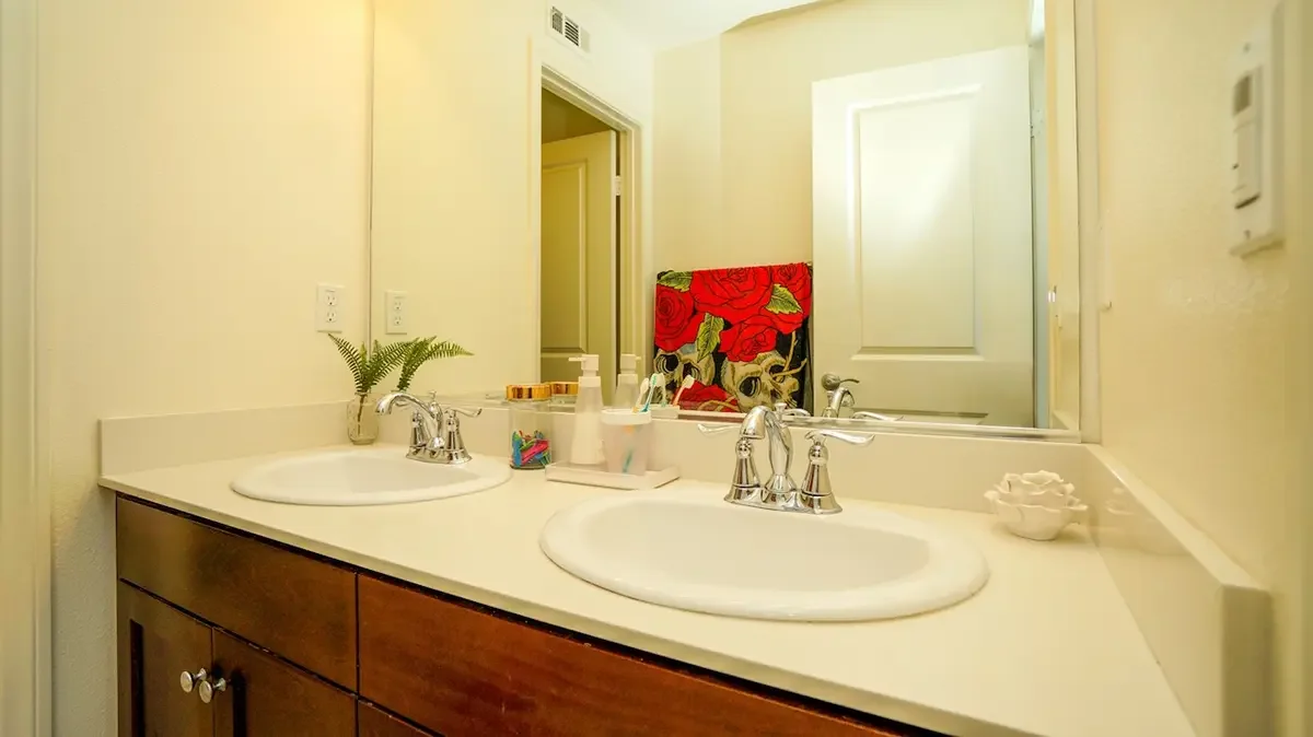 Secondary bathroom of 675 Tiber River Way in Oxnard, CA.
