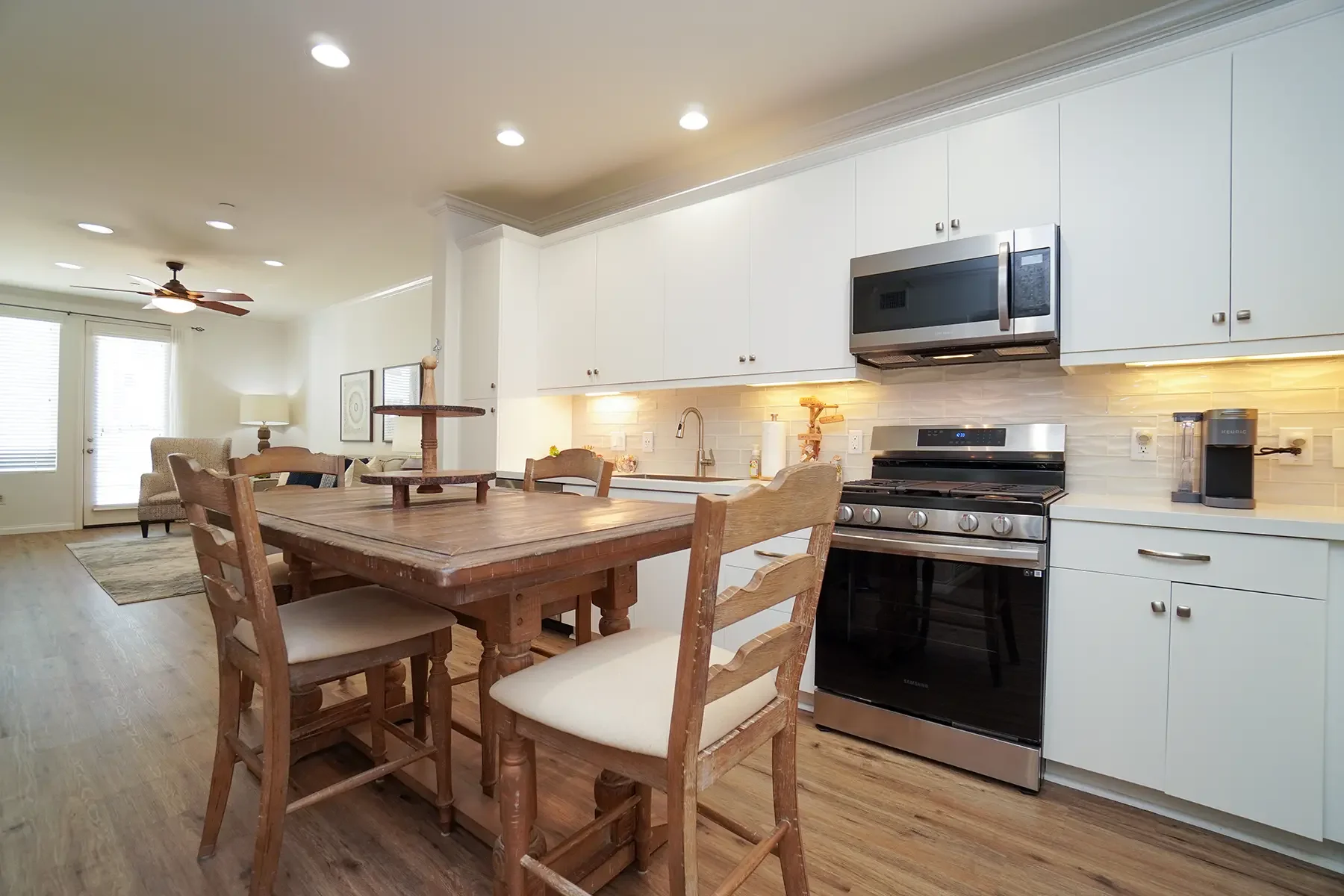 Kitchen and dining room photo of 1901 South Victoria Avenue #115 in Oxnard, CA.