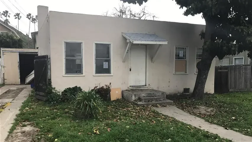 Exterior view of 160 East Ramona Street in Ventura, CA.