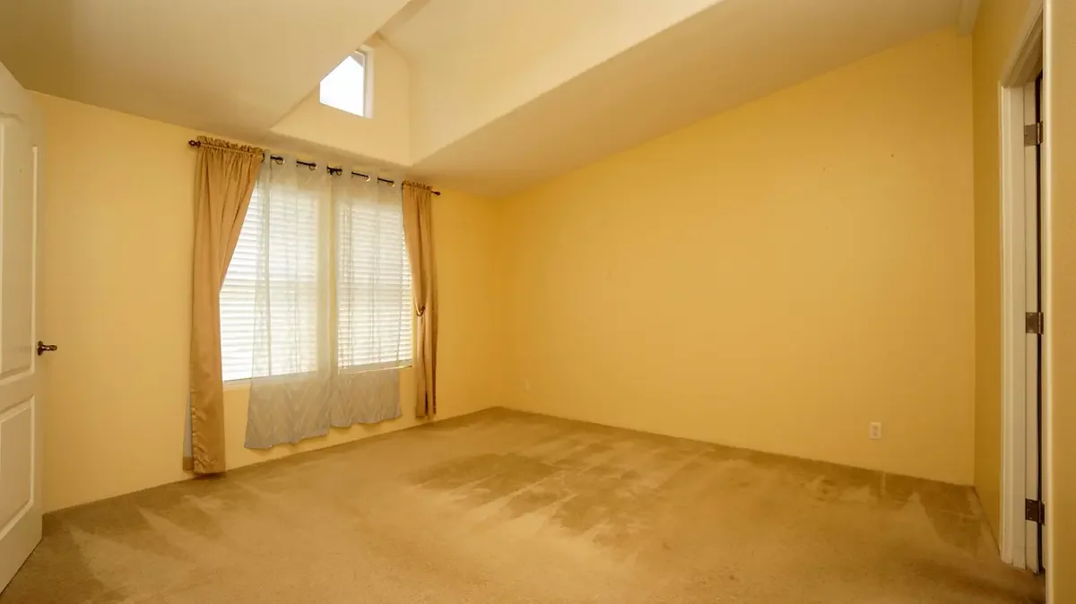 Primary bedroom of 79 Via Marisma in Camarillo, CA.