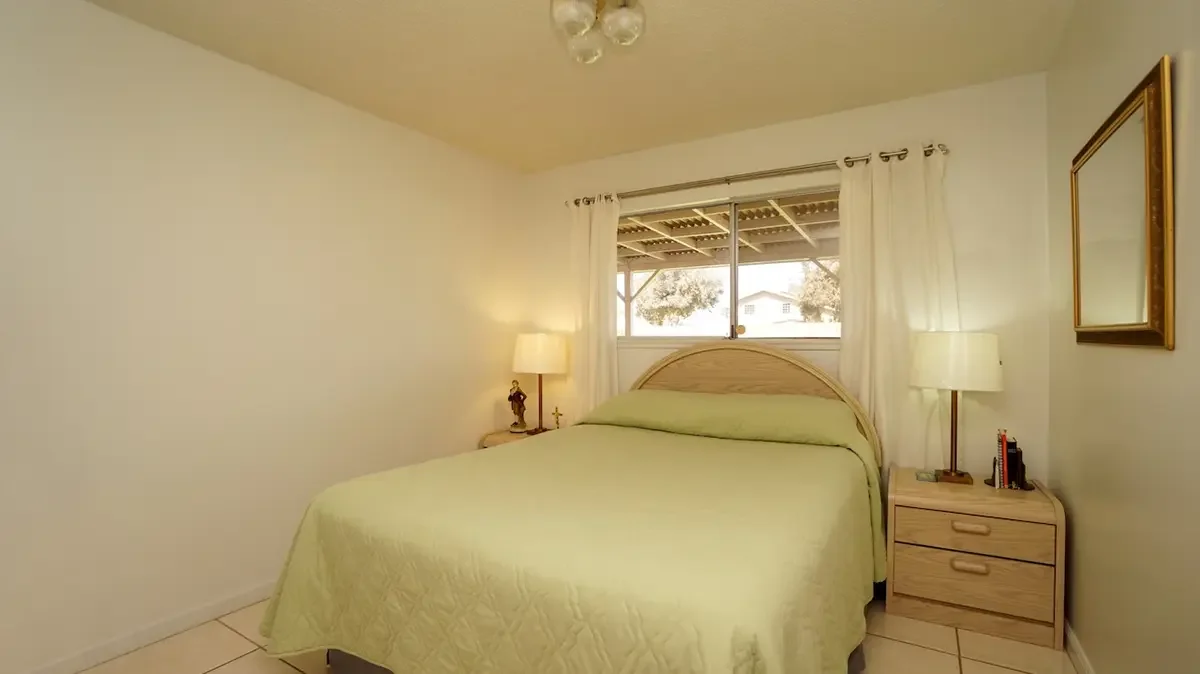 Secondary bedroom of 1121 Yale Street in Oxnard, CA.